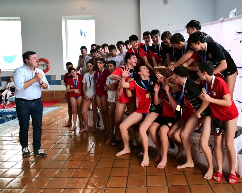 Formoso destaca a aposta da Deputación polo deporte base na entrega dos premios do campionato galego de Waterpolo