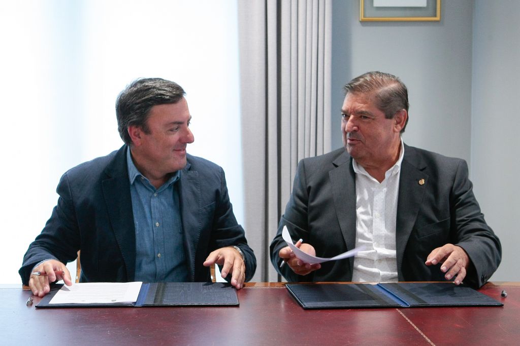 A Deputación e a UDC asinan un convenio para o uso do comedor do IES Rosalía Mera por parte dos estudantes aloxados na residencia universitaria