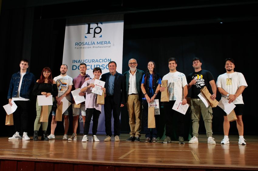Formoso inaugura o novo curso escolar no IES Rosalía Mera da Deputación da Coruña
