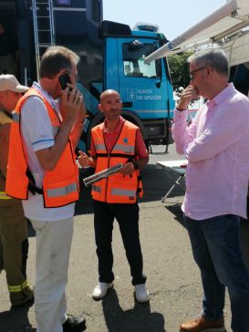 Bombeiros do Consorcio Provincial Contraincendios combaten o lume en Boiro e Ribeira