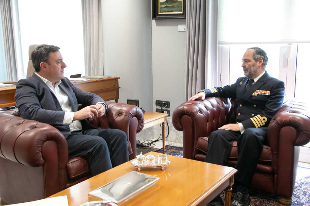 O presidente da Deputación reuniuse co delegado de Defensa en Galicia, o capitán de navío Jesús Ángel Paz