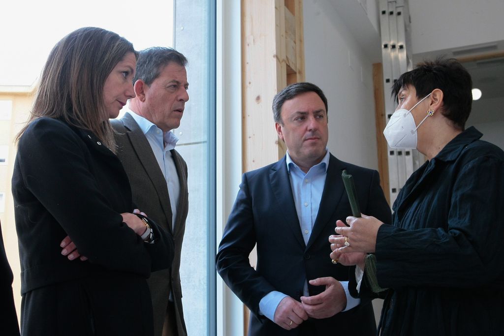 Formoso visita Lugo para coñecer o seu modelo de edificacións sostibles