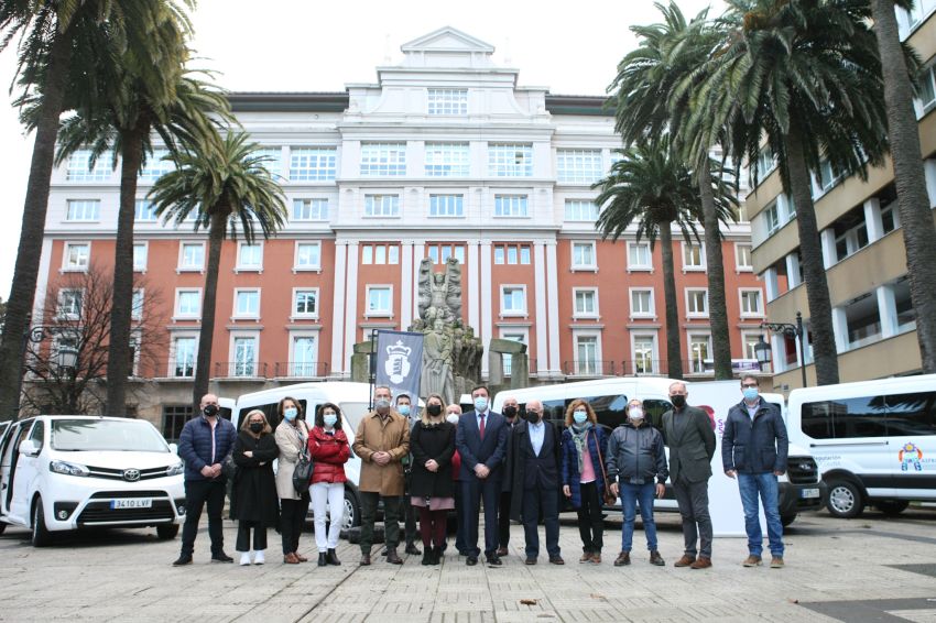 A Deputación da Coruña entrega catro vehículos adaptados a entidades sociais da provincia