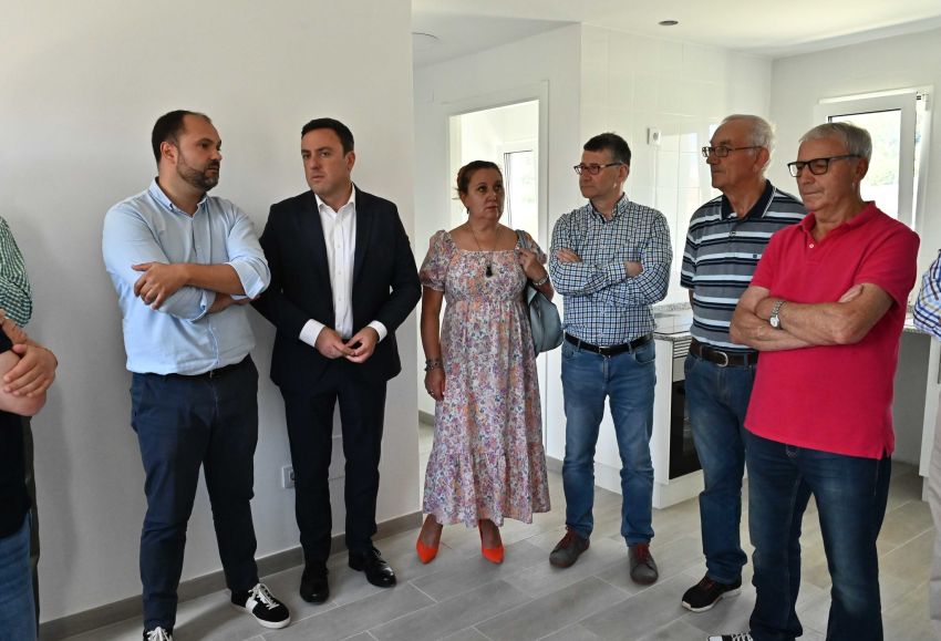 Finalizan as obras de reforma da escola unitaria de Campolongo, en Pontedeume, convertida nun local social a través do Plan Único