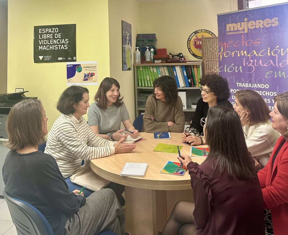 A deputada de igualdade, Soledad Agra, visita a Fundación Mujeres na súa sede da Coruña