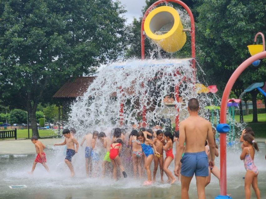 A rapazada dos Campamentos de Verán da Deputación gozou dunha xornada no Aquapark de Cerceda