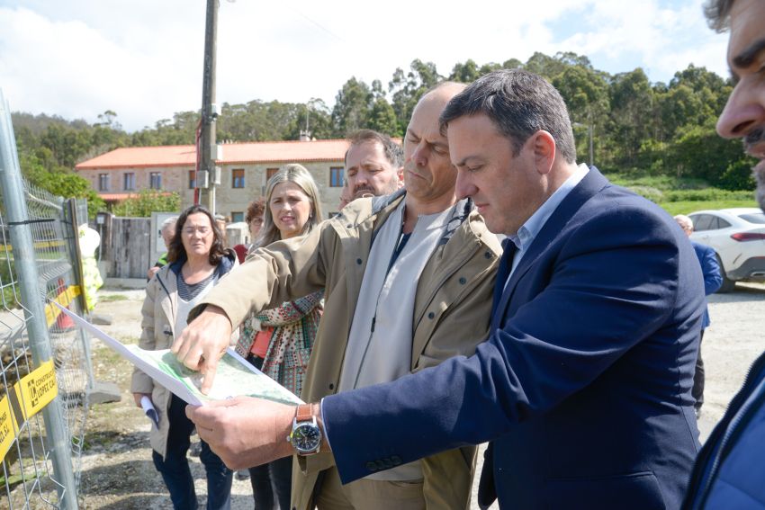 Formoso visita as obras do aparcadoiro de Balarés, que estarán rematadas en setembro