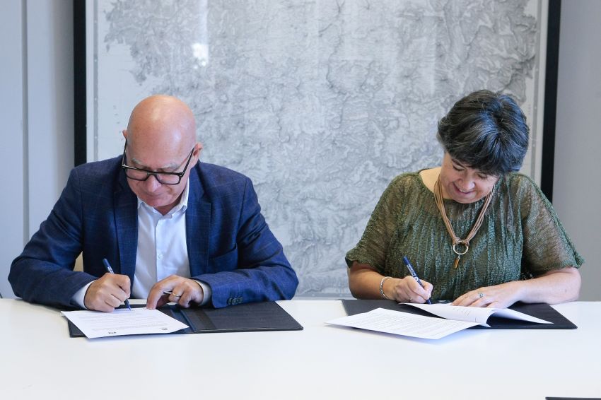 A Deputación e o Concello de Moeche asinan o convenio para dinamizar o Recinto Feiral e as súas feiras monográficas