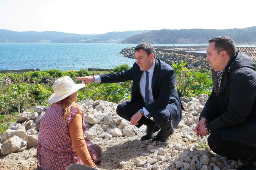 A nova glorieta de acceso ao Parador da Costa da Morte, en Muxía, estará operativa para a Semana Santa