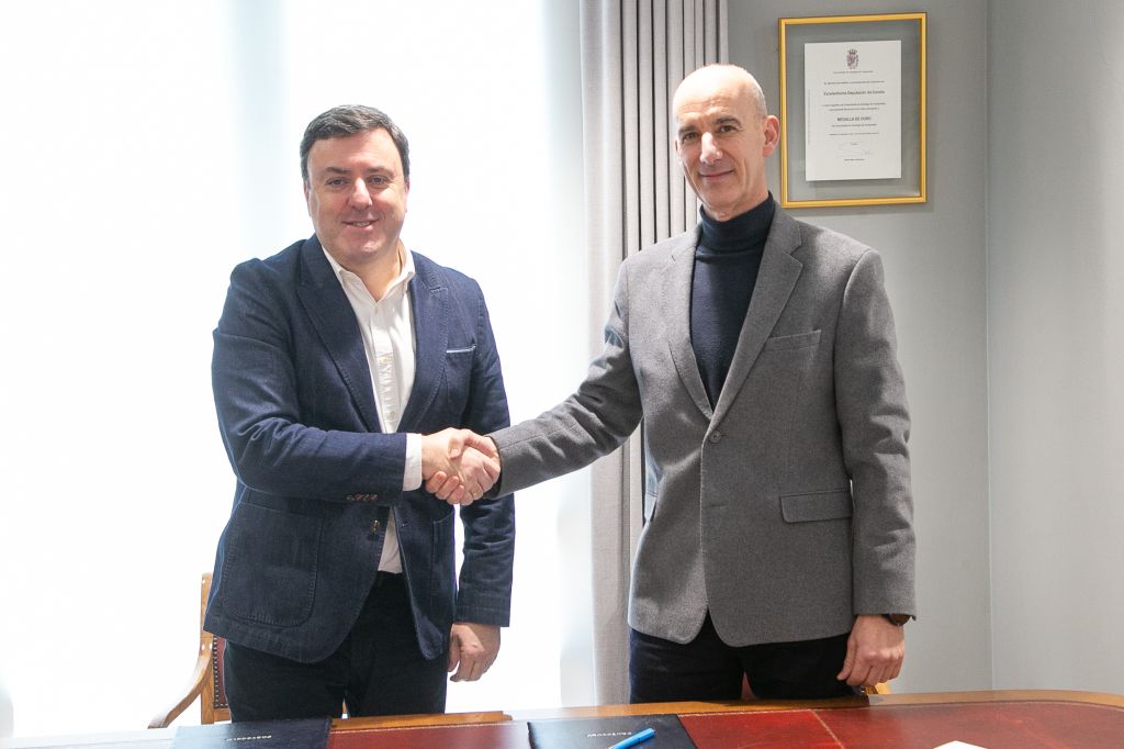 A Deputación e o Concello de Curtis asinan o convenio para a xestión do Centro Etnográfico Río Mandeo de Teixeiro