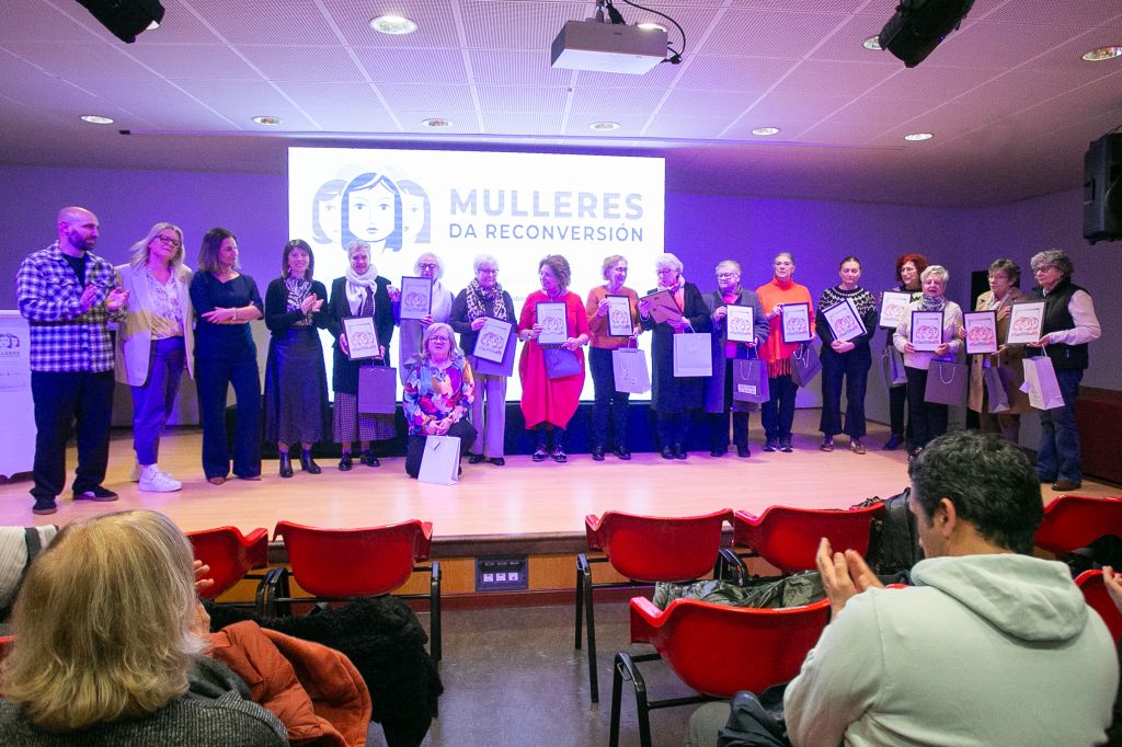 As Mulleres da Reconversión reciben en Fene un caloroso recoñecemento polo 8M