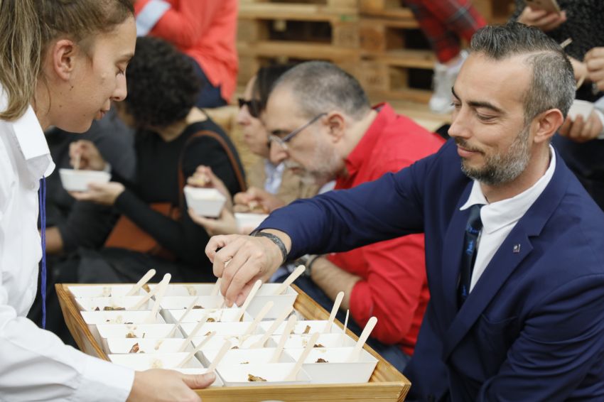 O showcooking de Beatriz Sotelo con produtos gourmet “que saben” triunfa na Feira Etiqueta Negra de Pontevedra