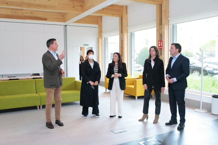 Formoso visita Lugo para coñecer o seu modelo de edificacións sostibles