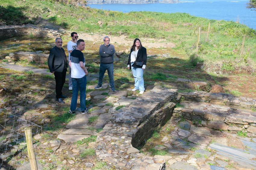 O deputado de patrimonio, Xosé L. Penas, visita en Cedeira o Castro Sarridal