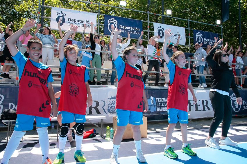 Éxito da Copa Deputación de Balonmán na Rúa en Ferrol