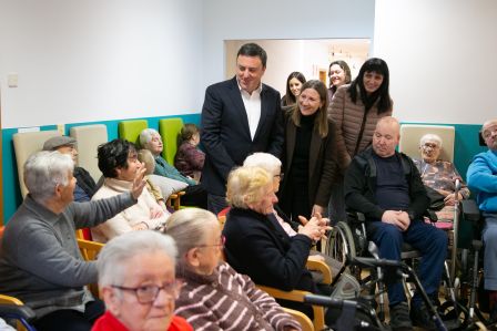 Mar García entregou a AMICOS un dos Distintivos de Benestar Social do Concello de Boiro