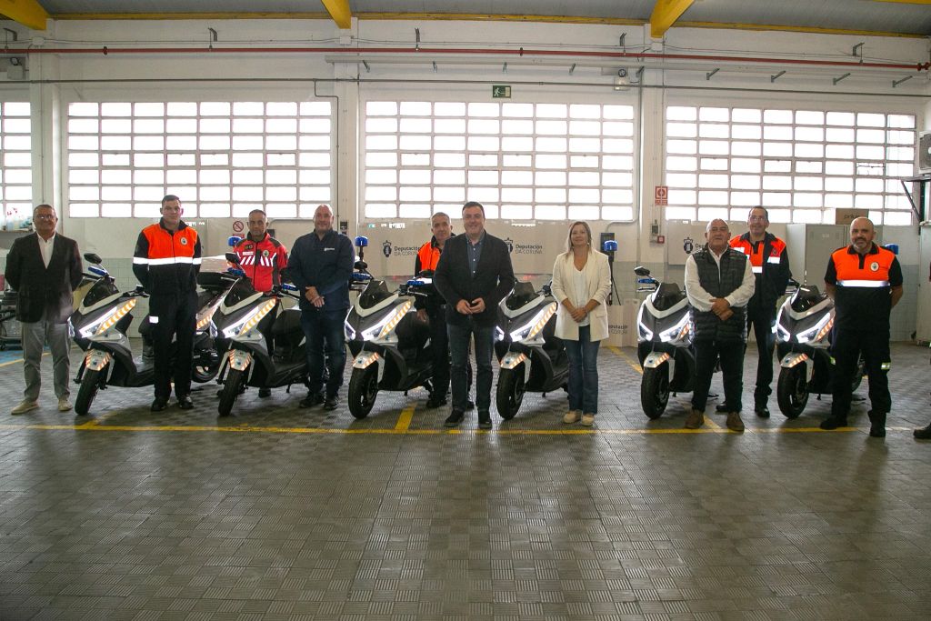 As agrupacións de Protección Civil de Abegondo, Carballo, Mazaricos, Muros, Rianxo e Ribeira reciben scooters da Deputación da Coruña