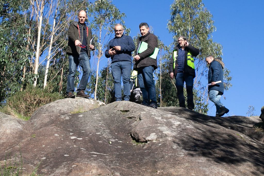 O deputado de patrimonio, Xosé Penas, visita as obras de limpeza de Compostela Rupestre