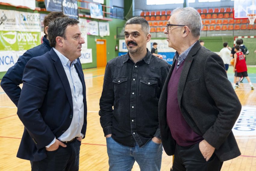 Formoso visita a Escola de Basket Xiria de Carballo