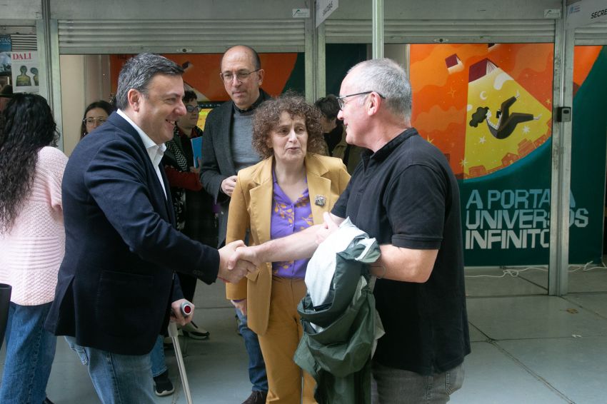 A Deputación da Coruña participa na inauguración da Feira do Libro de Santiago reivindicando a lectura como “un acto de liberdade”