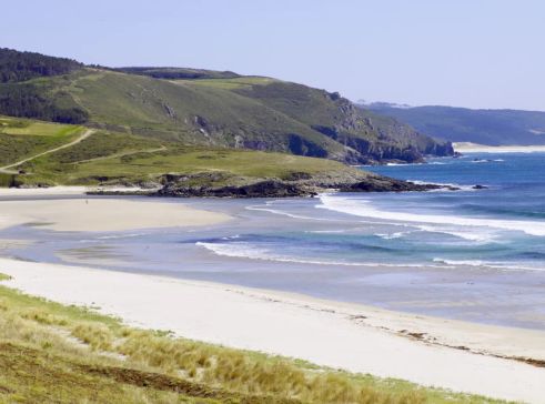 A Deputación financia con 900.000 euros os servizos de limpeza de praias en 41 concellos coruñeses