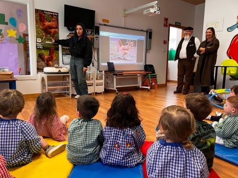 Os poliños que naceron hoxe na Escola Infantil A Rolada de San Sadurniño para lles ensinar as e os máis pequenos o valor do noso rural