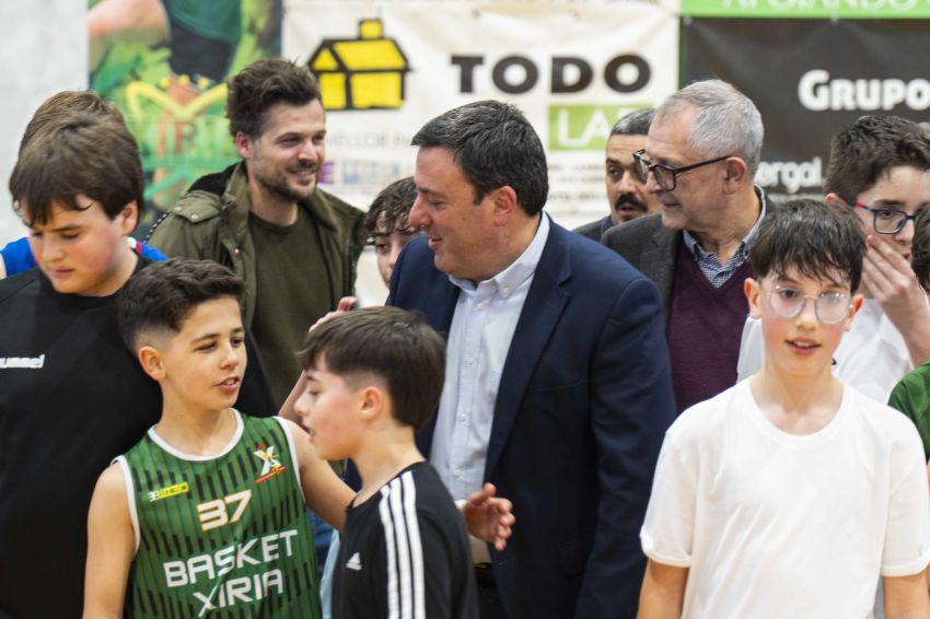 Formoso visita a Escola de Basket Xiria de Carballo