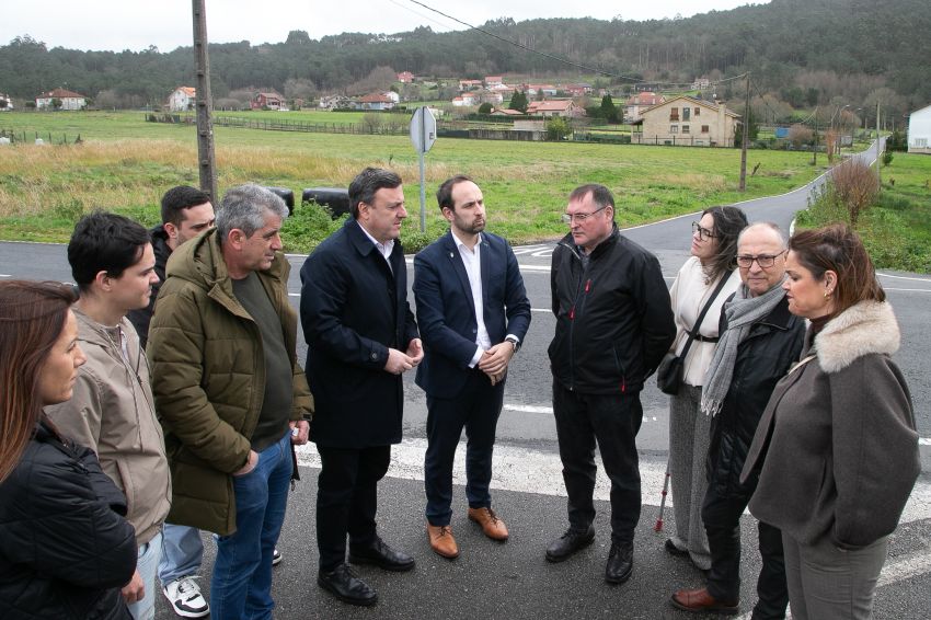 A Deputación e o Concello de Lousame investirán máis de 204.000 euros na renovación do céspede artificial do campo de Cabanetán