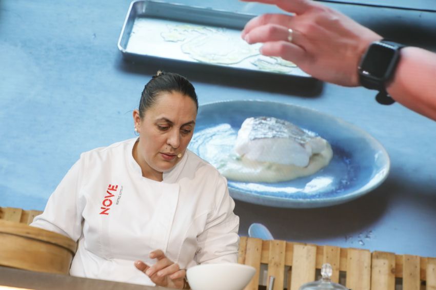 O showcooking de Beatriz Sotelo con produtos gourmet “que saben” triunfa na Feira Etiqueta Negra de Pontevedra