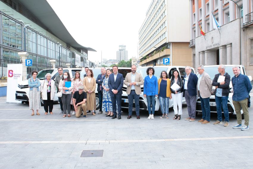 A Deputación da Coruña entrega cinco vehículos a entidades sociais da provincia