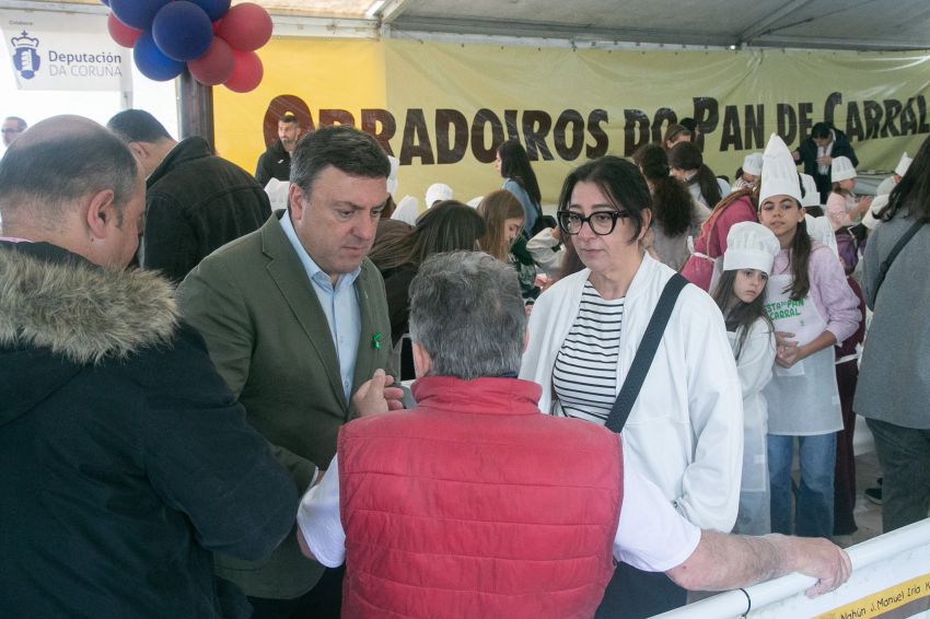 Valentín González Formoso destaca a calidade e tradición do pan de Carral, “recoñecido en toda Galicia”