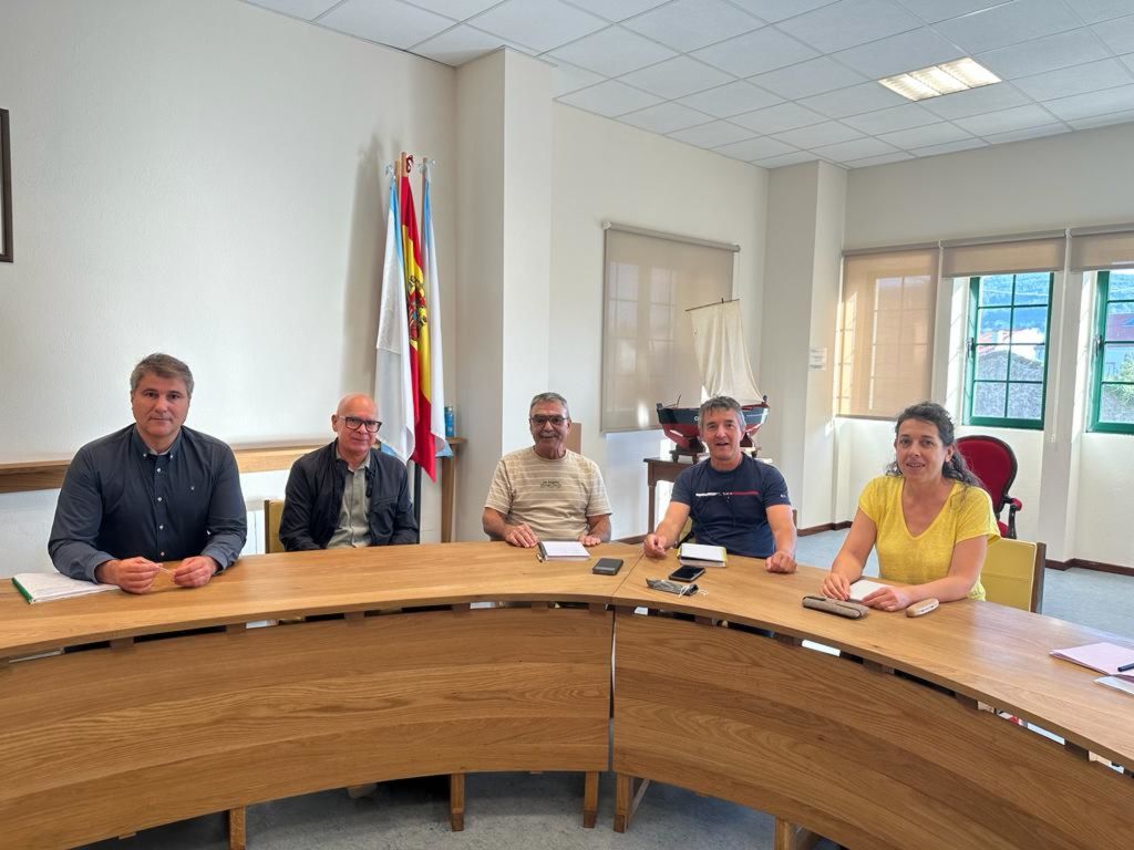 O vicepresidente da Deputación, Xosé Regueira, visita Corcubión para analizar co goberno local diversas cuestións relativas a obras e servizos