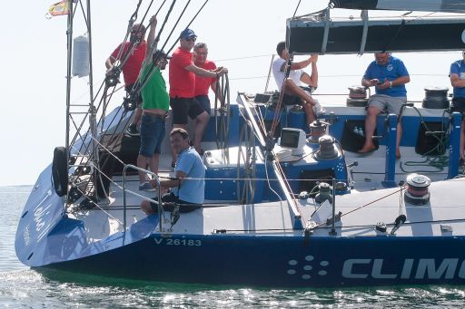 Formoso destaca o valor turístico e deportivo do veleiro Tokio II durante a súa visita ao Concello de Boiro