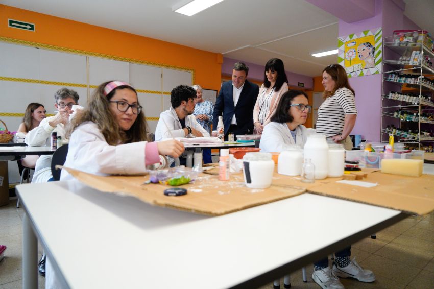 Formoso destaca na súa visita ao Centro Ocupacional Pascual Veiga o “fundamental labor” no eido da inserción de persoas con discapacidade