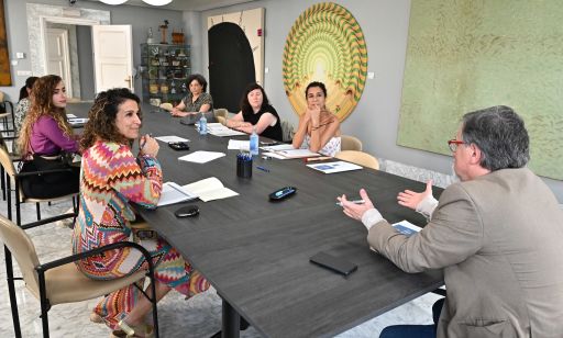 A Federación Galega de Redeiras Artesás e o Grupo de traballo de Igualdade da ANPA do CEIP A Barouta, gañadoras do Premio Begoña Caamaño