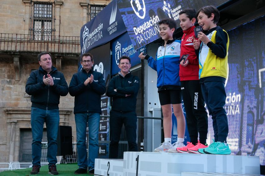 Carlos Mayo e Alice Finot, gañadores absolutos de Os 10.000 peregrinos da Deputación en Santiago