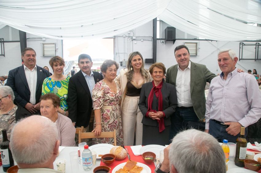 O presidente da Deputación participou no Xantar dos Maiores de Vimianzo, un dos encontros sociais máis multitudinarios da Costa da Morte