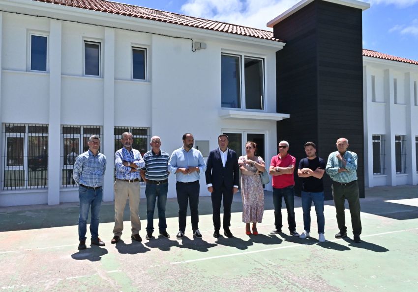 Finalizan as obras de reforma da escola unitaria de Campolongo, en Pontedeume, convertida nun local social a través do Plan Único