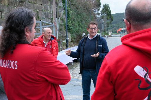 O deputado de Deportes, Antonio Leira, visitou o Club do Mar de Mugardos