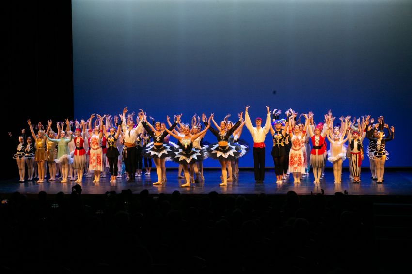 O Conservatorio Profesional de Danza da Deputación dá a benvida ao Nadal coa interpretación de ‘Kalatiki’