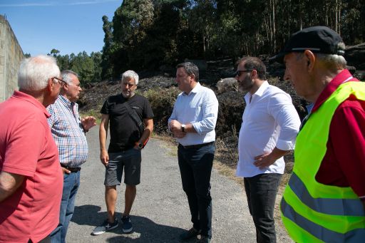 Formoso comprobou coa veciñanza de Balarés os efectos do incendio que asolou a parroquia de Cospindo, en Ponteceso