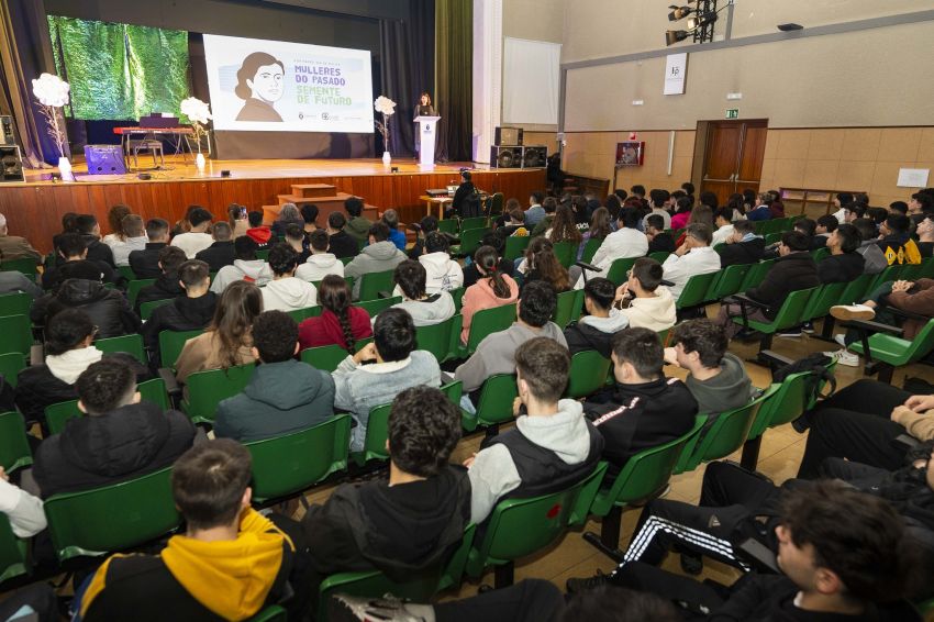 O IES Rosalía Mera acolle a homenaxe ás “Mulleres do pasado, semente de futuro”