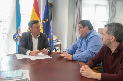 Formoso recibe ao alcalde de Noia e ao Portus Apostoli Fútbol Sala para coñecer o proxecto deportivo e social do club