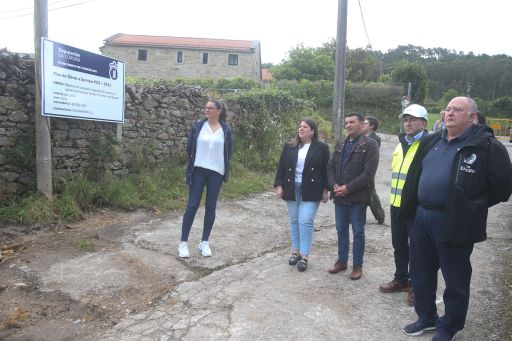 A deputada de plans provinciais, Cristina García, presenta en Laxe os investimentos do Plan único da Deputación