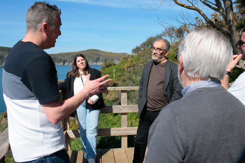 O deputado de patrimonio, Xosé L. Penas, visita en Cedeira o Castro Sarridal