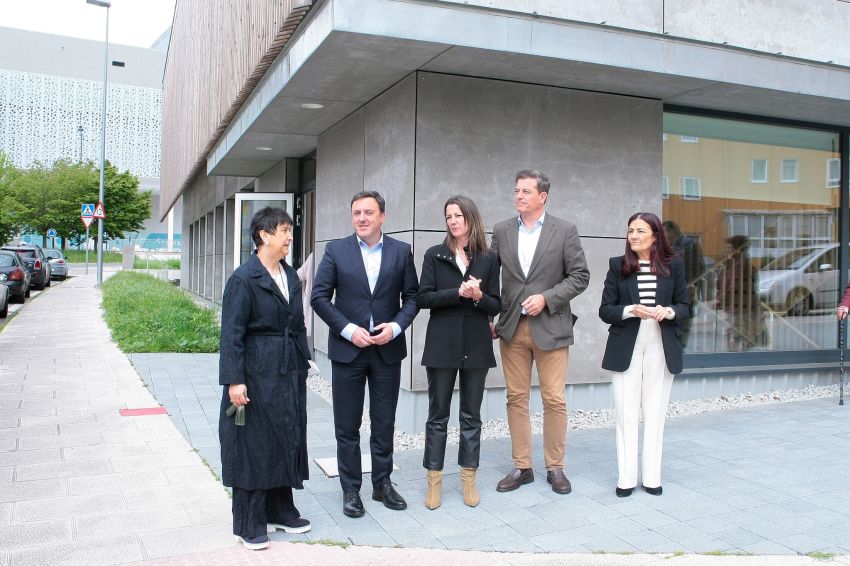 Formoso visita Lugo para coñecer o seu modelo de edificacións sostibles
