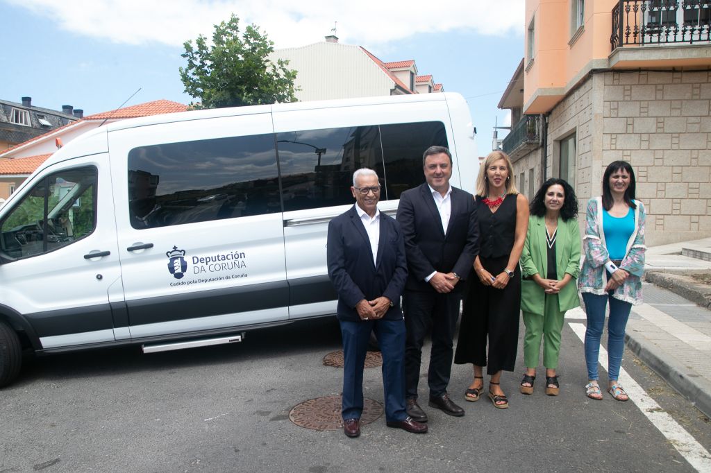 A Deputación entrega a AFAFES unha furgoneta adaptada para mellorar a atención ás persoas con alzhéimer