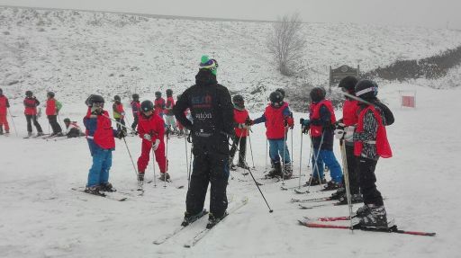 Cen nenos da comarca de Compostela participan esta semana na campaña de esquí da Deputación